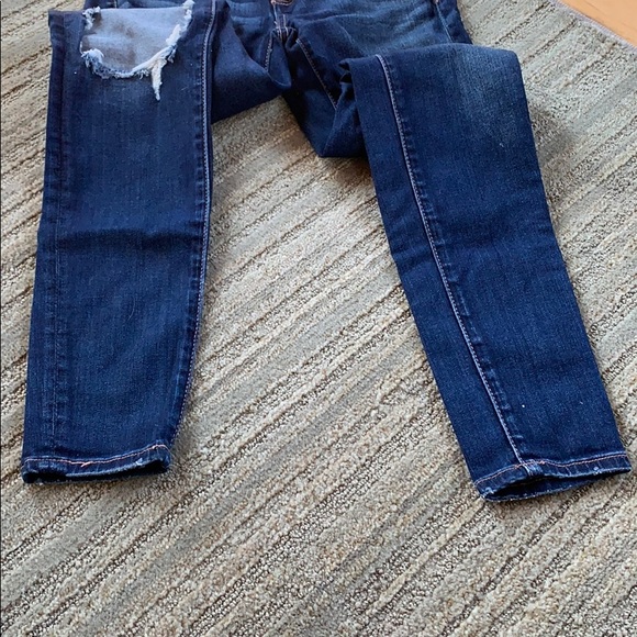 Size 4 American eagle distressed jeans. - Picture 6 of 8